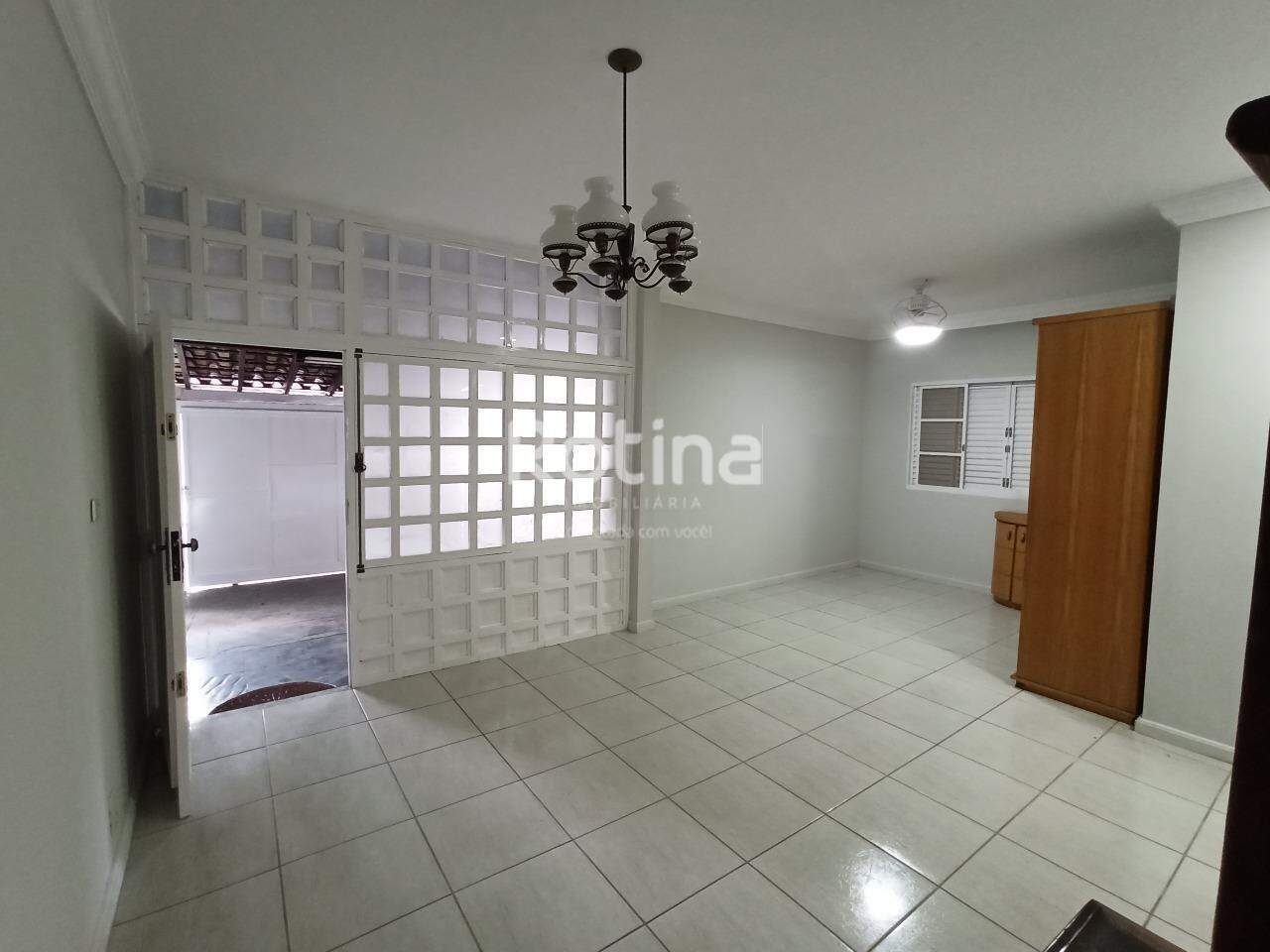 Casa para alugar, 3 quartos em Uberlândia no bairro Brasil no valor de R$ 2.600,00 - Rotina Imobiliária: 