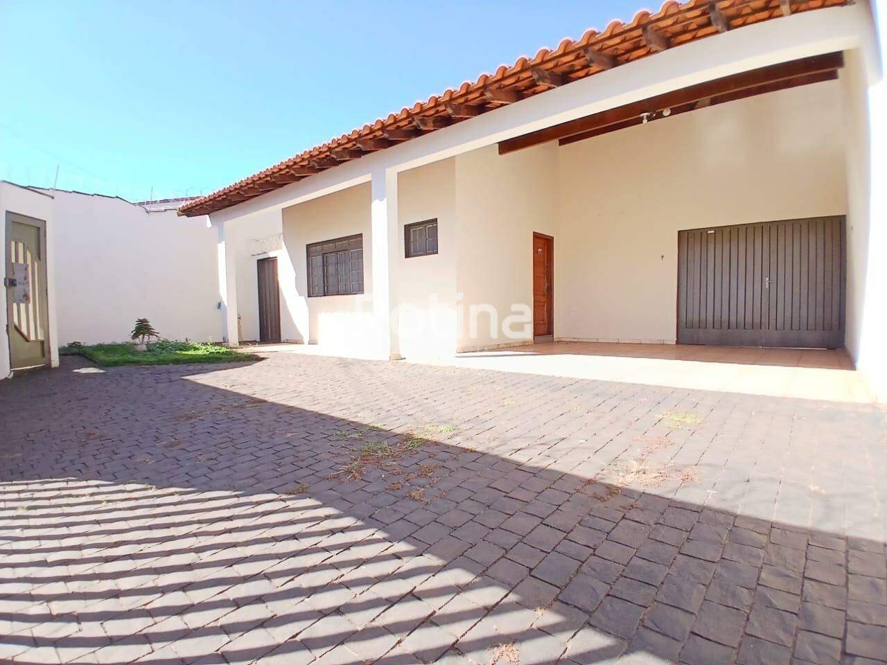 Casa para alugar, 3 quartos em Uberlândia no bairro Santa Mônica no valor de R$ 3.500,00 - Rotina Imobiliária: 