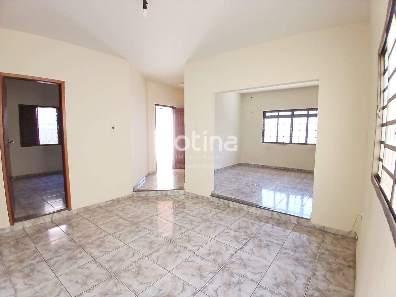 Casa para alugar, 3 quartos em Uberlândia no bairro Santa Mônica no valor de R$ 3.500,00 - Rotina Imobiliária: 