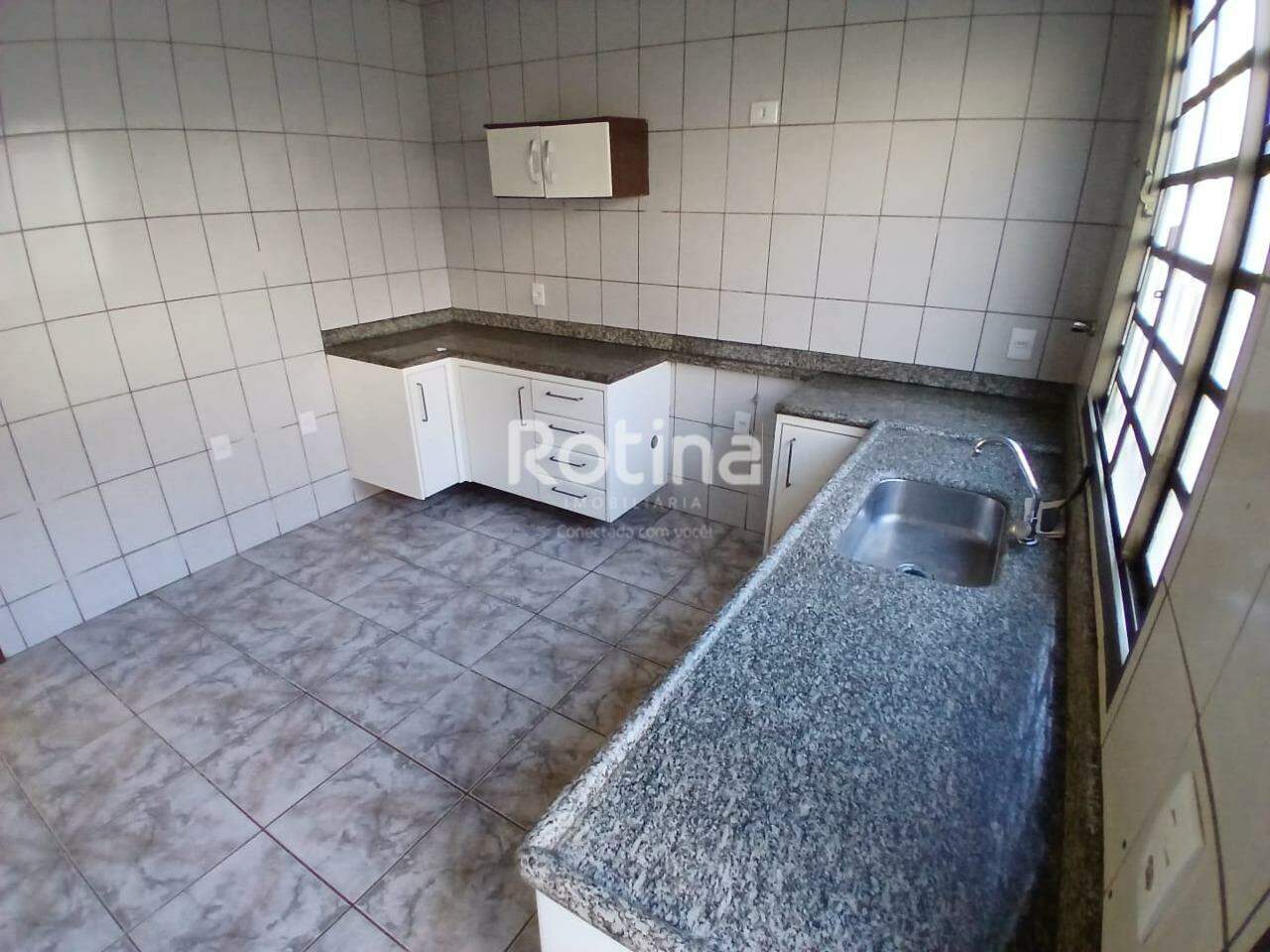 Casa para alugar, 3 quartos em Uberlândia no bairro Santa Mônica no valor de R$ 3.500,00 - Rotina Imobiliária: 