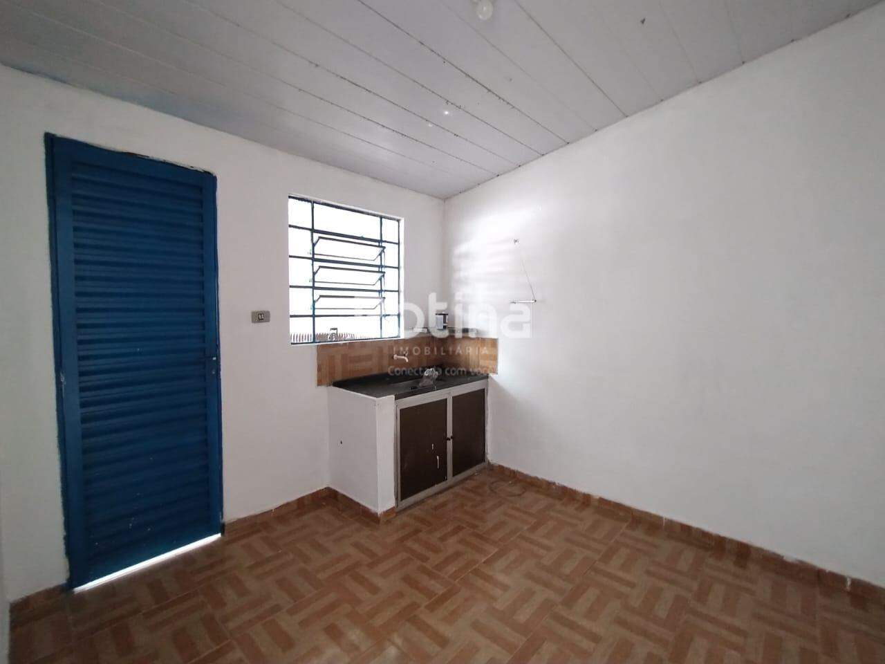 Casa para alugar, 2 quartos em Uberlândia no bairro Brasil no valor de R$ 800,00 - Rotina Imobiliária: 