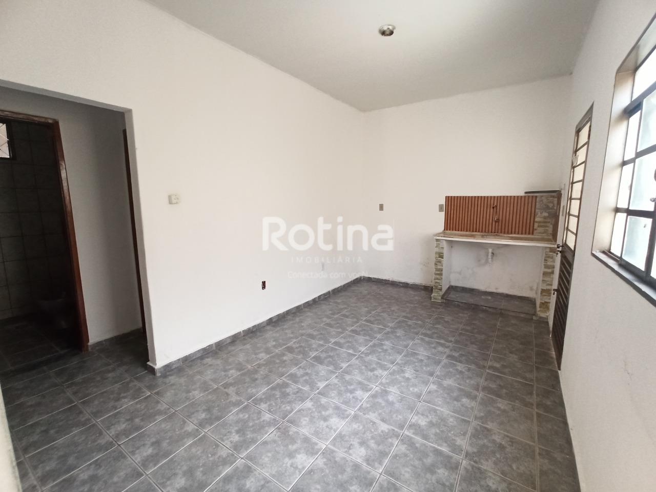 Casa para alugar, 2 quartos em Uberlândia no bairro Nossa Senhora das Graças no valor de R$ 950,00 - Rotina Imobiliária: 