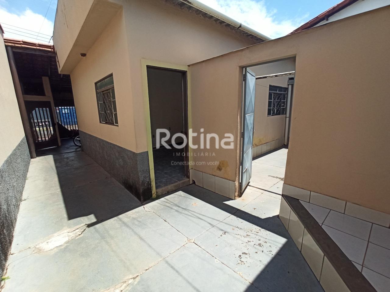 Casa para alugar, 2 quartos em Uberlândia no bairro Nossa Senhora das Graças no valor de R$ 950,00 - Rotina Imobiliária: 