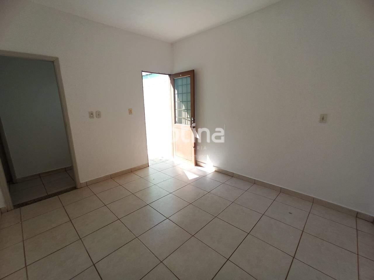 Casa para alugar, 2 quartos em Uberlândia no bairro Saraiva no valor de R$ 1.300,00 - Rotina Imobiliária: 