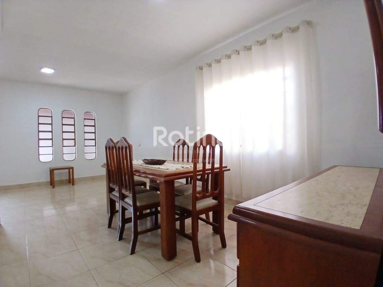 Casa para alugar, 3 quartos em Uberlândia no bairro Cidade Jardim no valor de R$ 2.800,00 - Rotina Imobiliária: 