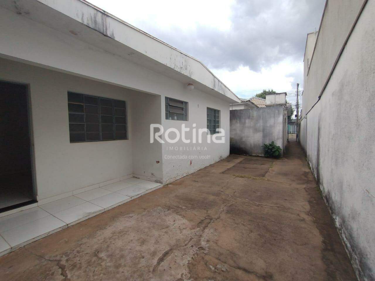 Casa para alugar, 3 quartos em Uberlândia no bairro Nossa Senhora Aparecida no valor de R$ 1.400,00 - Rotina Imobiliária: 
