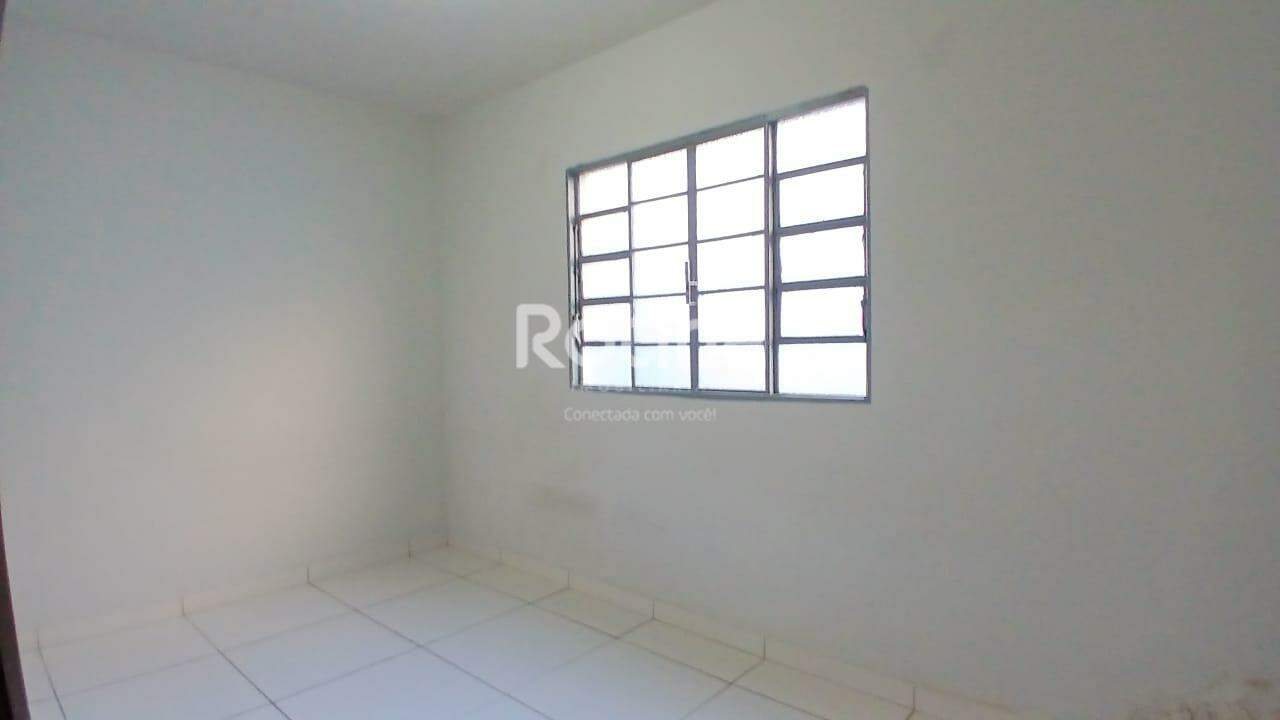 Casa para alugar, 3 quartos em Uberlândia no bairro Nossa Senhora Aparecida no valor de R$ 1.400,00 - Rotina Imobiliária: 