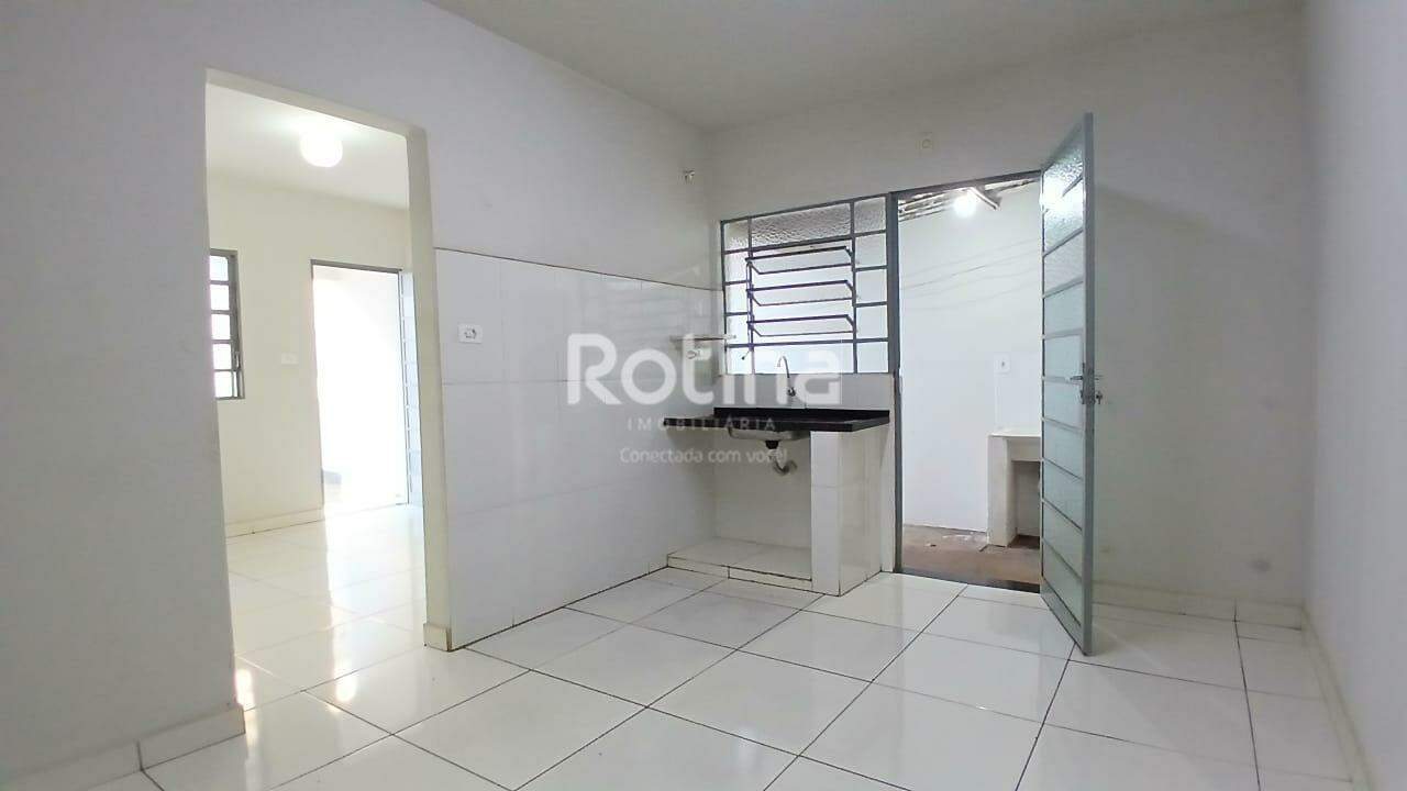 Casa para alugar, 3 quartos em Uberlândia no bairro Nossa Senhora Aparecida no valor de R$ 1.400,00 - Rotina Imobiliária: 
