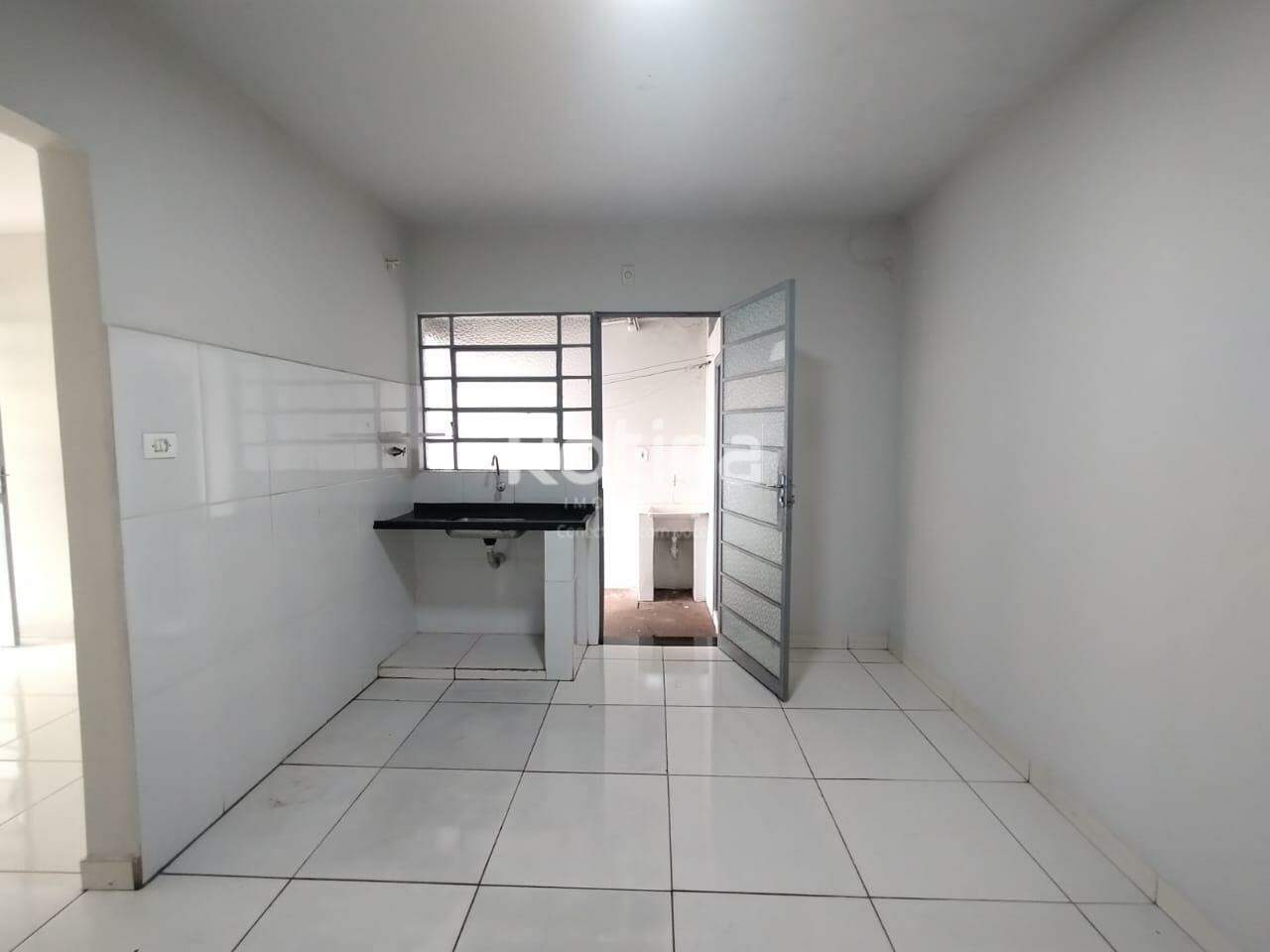 Casa para alugar, 3 quartos em Uberlândia no bairro Nossa Senhora Aparecida no valor de R$ 1.400,00 - Rotina Imobiliária: 