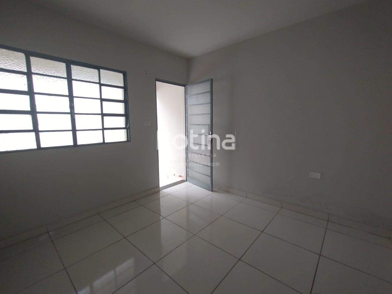Casa para alugar, 3 quartos em Uberlândia no bairro Nossa Senhora Aparecida no valor de R$ 1.400,00 - Rotina Imobiliária: 