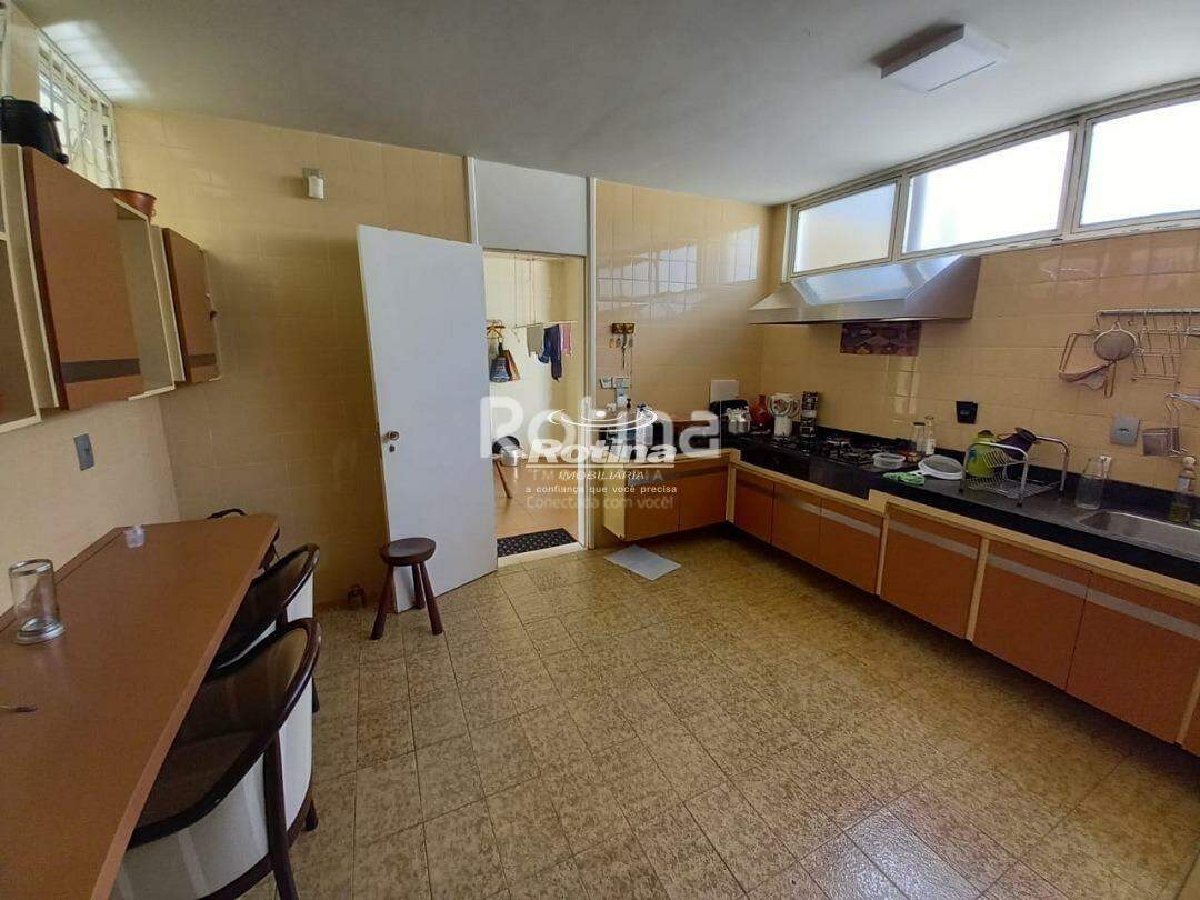 Casa para alugar, 4 quartos em Uberlândia no bairro Tabajaras no valor de R$ 11.000,00 - Rotina Imobiliária: 