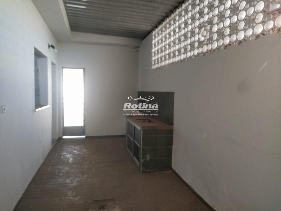 Casa para alugar, 3 quartos em Uberlândia no bairro Nossa Senhora Aparecida no valor de R$ 1.500,00 - Rotina Imobiliária: 