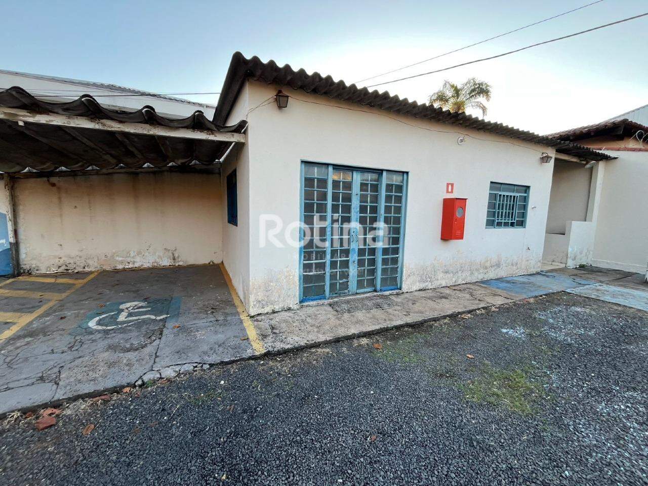 Sala para alugar, em Uberlândia no bairro Brasil no valor de R$ 550,00 - Rotina Imobiliária: 