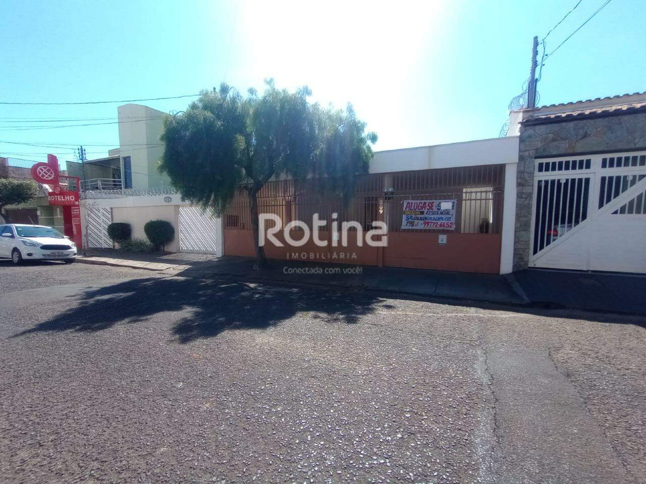 Casa para alugar, 3 quartos em Uberlândia no bairro Nossa Senhora Aparecida no valor de R$ 3.000,00 - Rotina Imobiliária: 