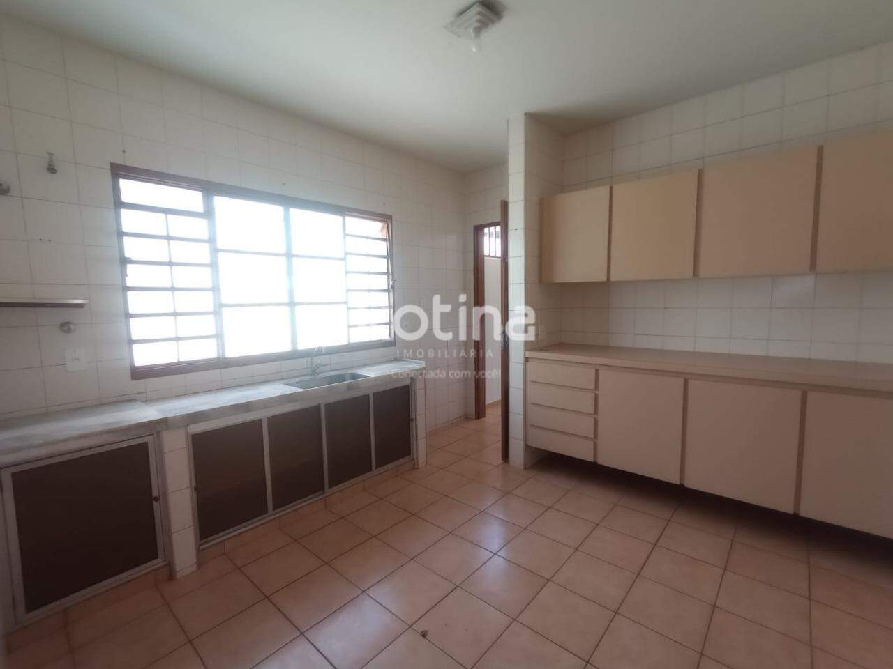 Casa para alugar, 3 quartos em Uberlândia no bairro Nossa Senhora Aparecida no valor de R$ 3.000,00 - Rotina Imobiliária: 