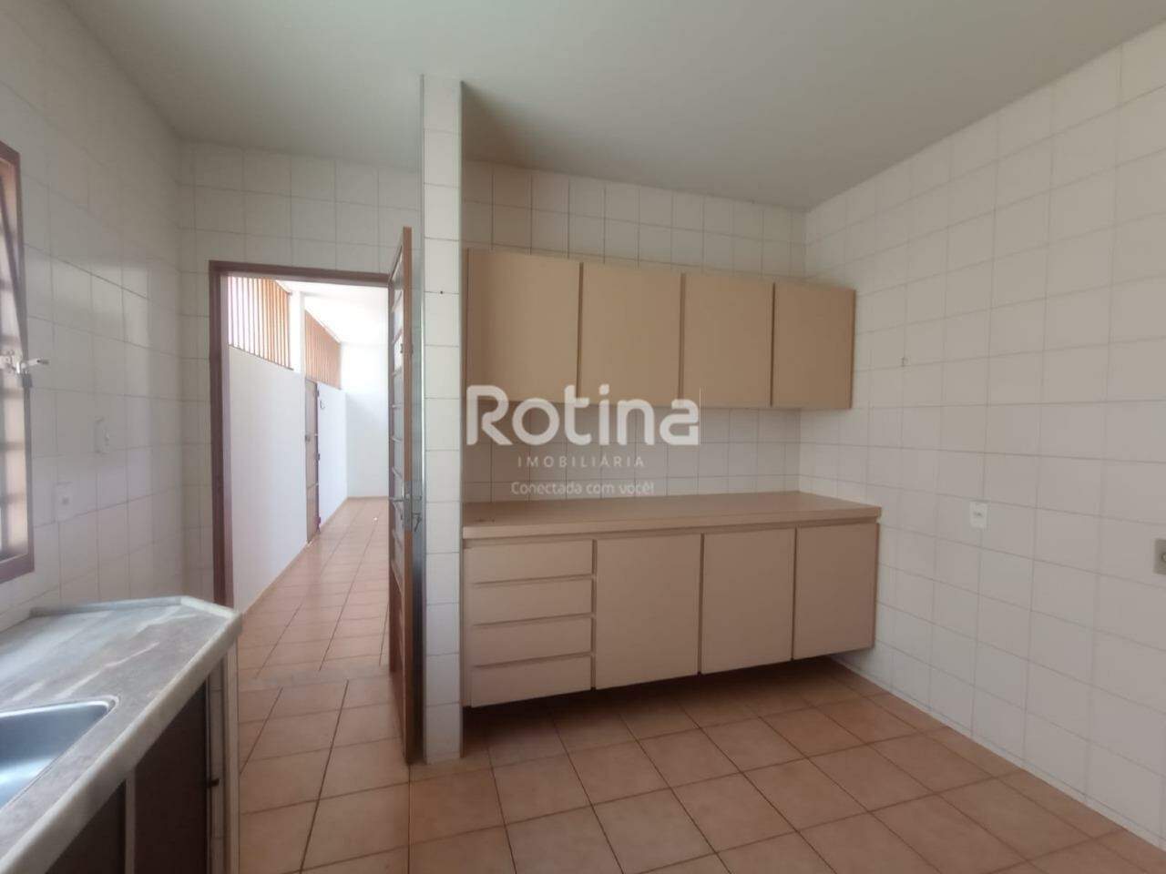 Casa para alugar, 3 quartos em Uberlândia no bairro Nossa Senhora Aparecida no valor de R$ 3.000,00 - Rotina Imobiliária: 