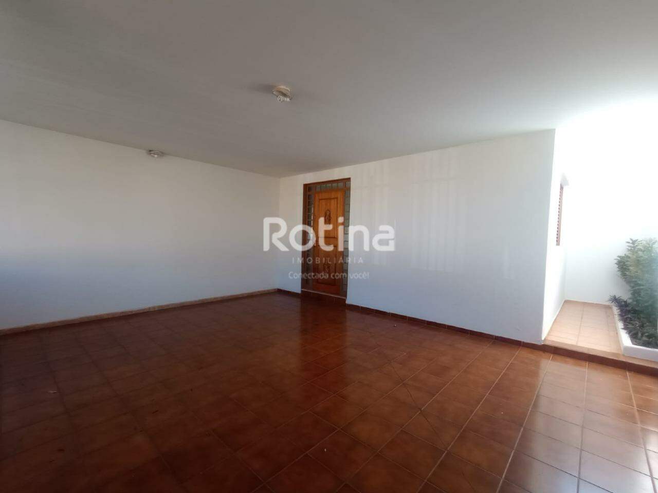 Casa para alugar, 3 quartos em Uberlândia no bairro Nossa Senhora Aparecida no valor de R$ 3.000,00 - Rotina Imobiliária: 