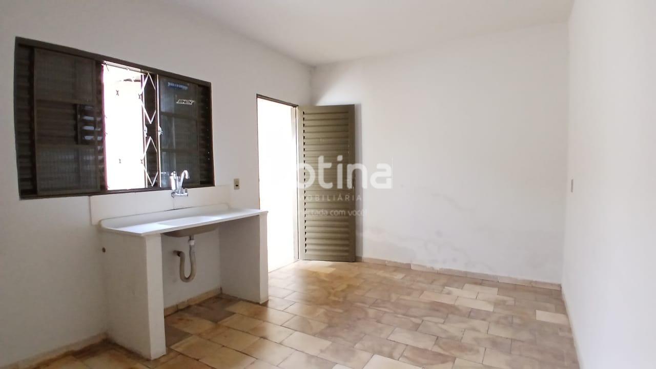 Casa para alugar, 2 quartos em Uberlândia no bairro Santa Mônica no valor de R$ 950,00 - Rotina Imobiliária: 