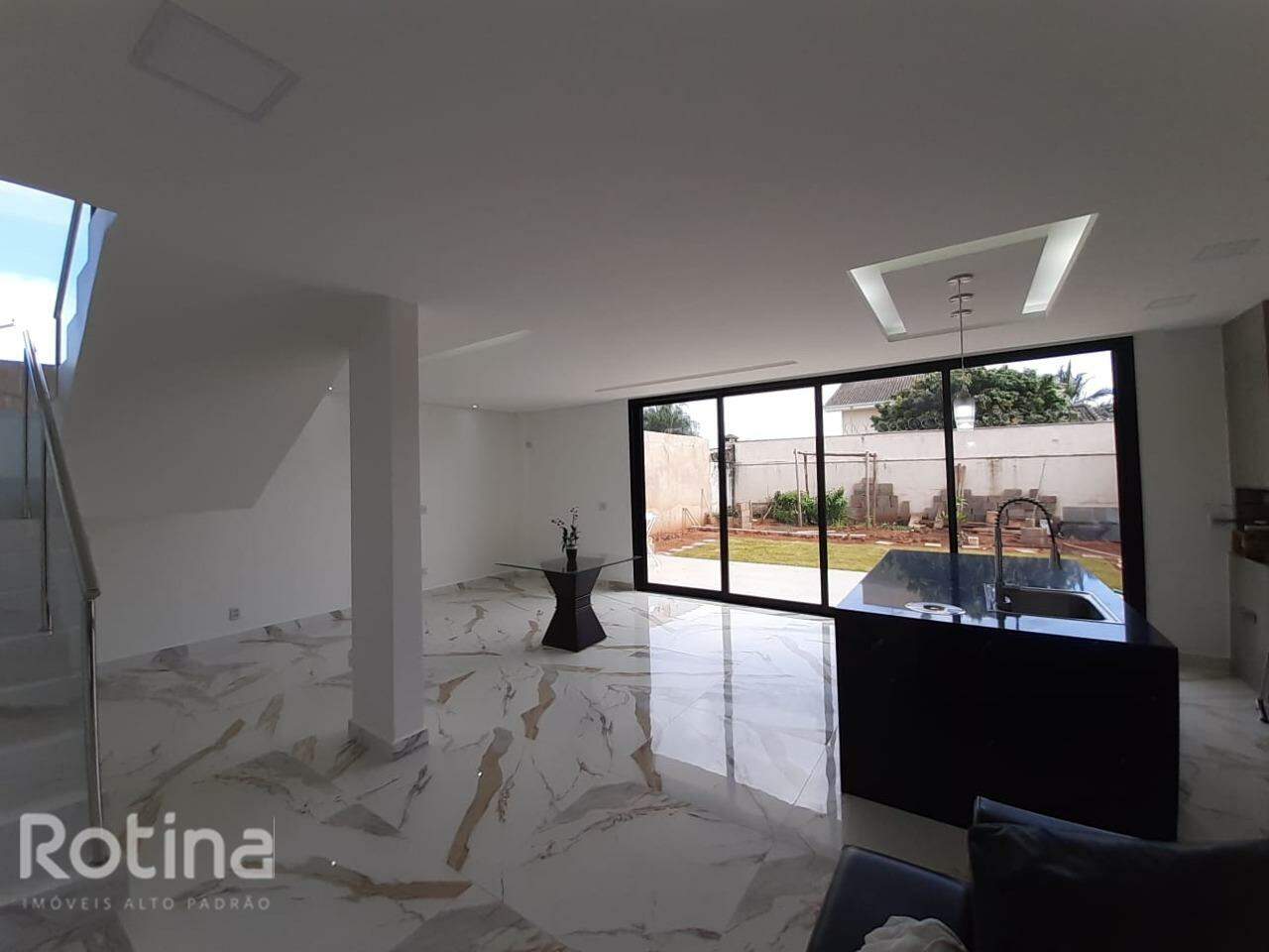 Casa à venda, 3 quartos em Uberlândia no bairro Jardim Karaíba no valor de R$ 1.230.000,00 - Rotina Imobiliária: 