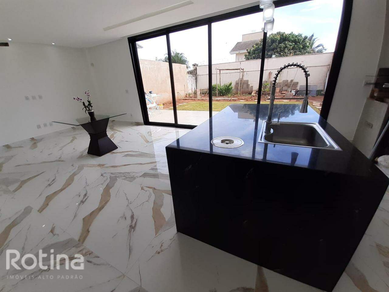 Casa à venda, 3 quartos em Uberlândia no bairro Jardim Karaíba no valor de R$ 1.230.000,00 - Rotina Imobiliária: 