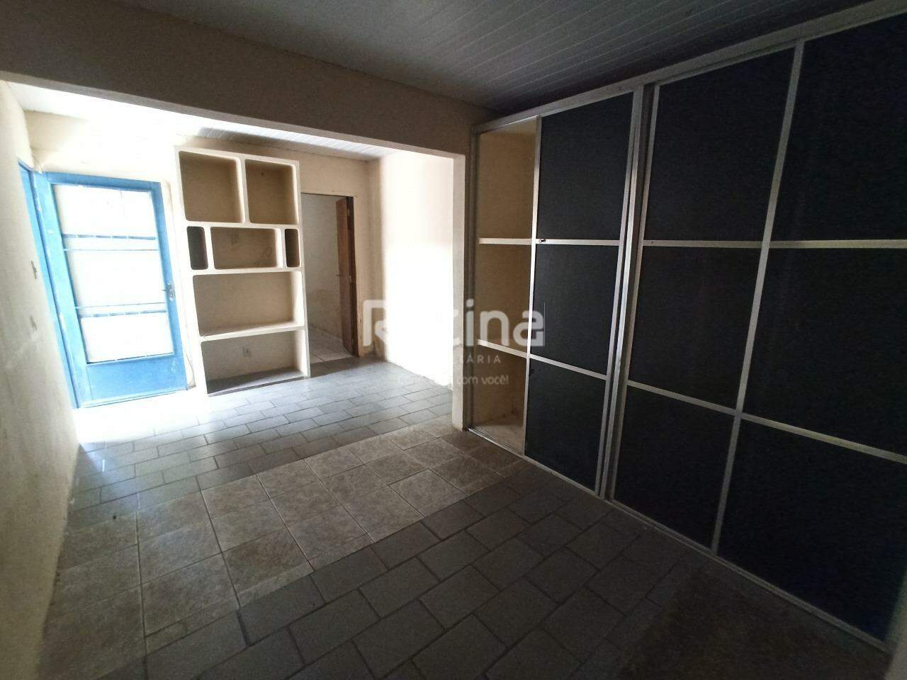 Casa para alugar, 3 quartos em Uberlândia no bairro Martins no valor de R$ 1.000,00 - Rotina Imobiliária: 