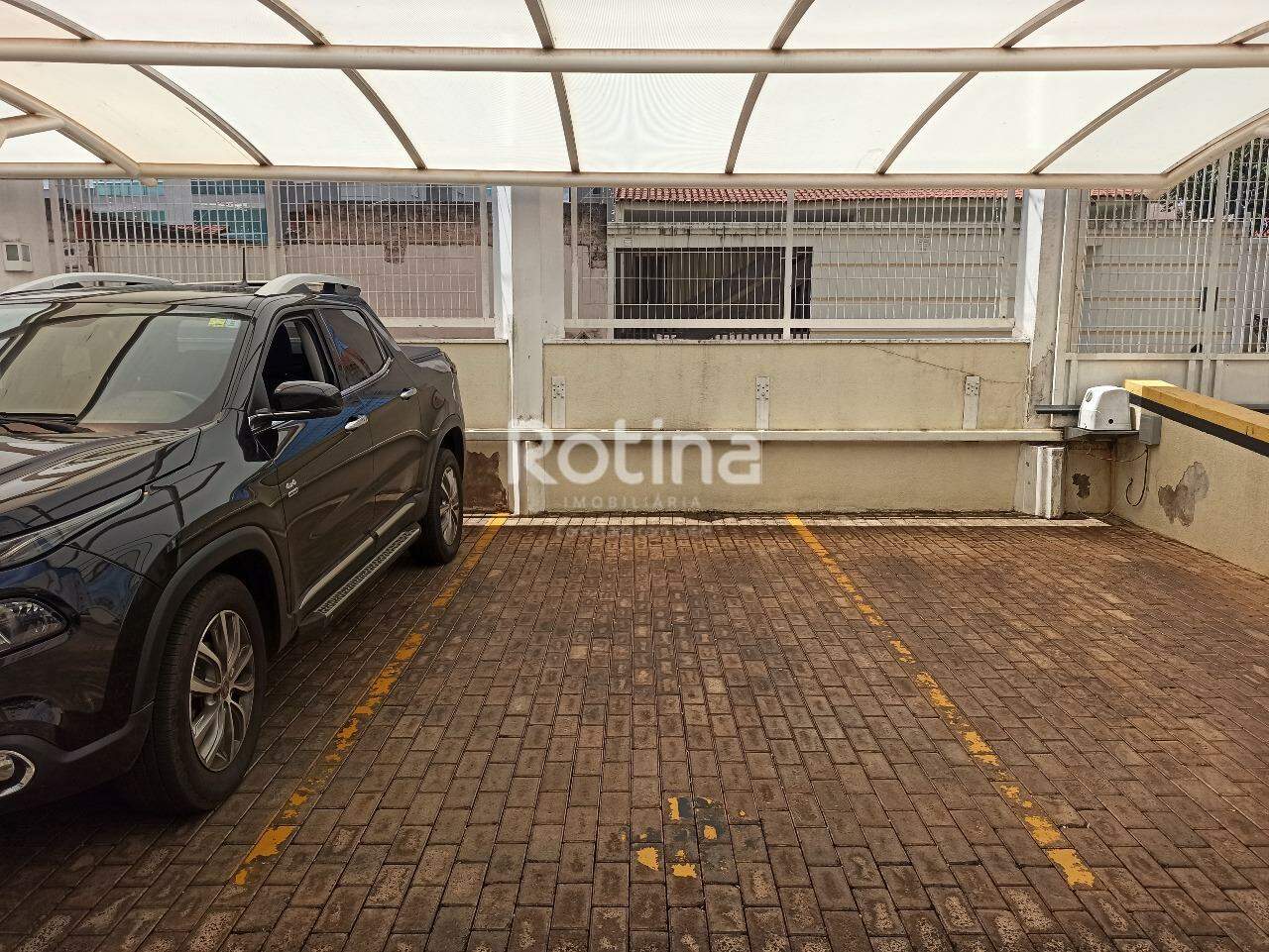 Apartamento para alugar, 2 quartos em Uberlândia no bairro Santa Mônica no valor de R$ 3.000,00 - Rotina Imobiliária: 