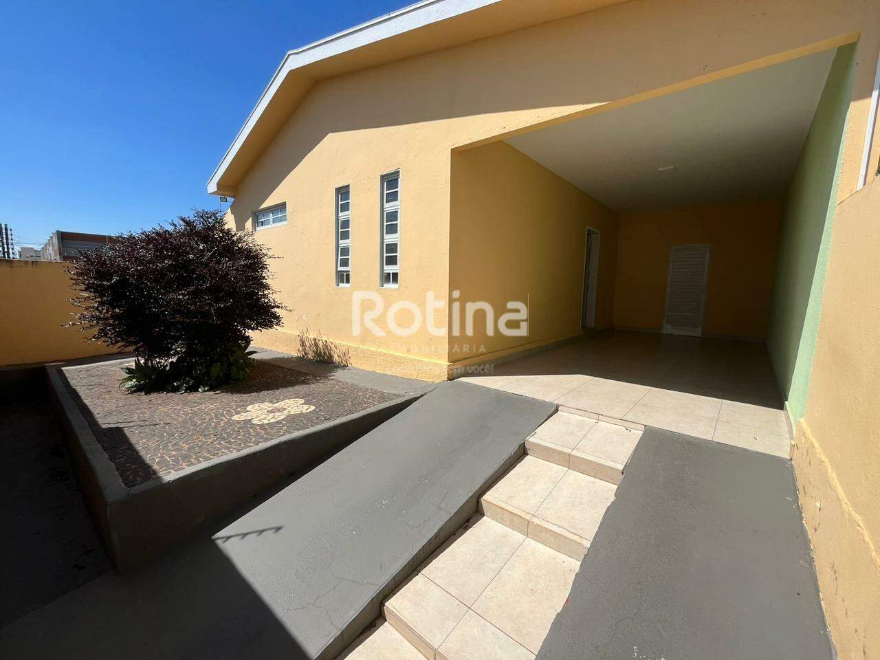 Casa para alugar, 3 quartos em Uberlândia no bairro Tibery no valor de R$ 2.800,00 - Rotina Imobiliária: 