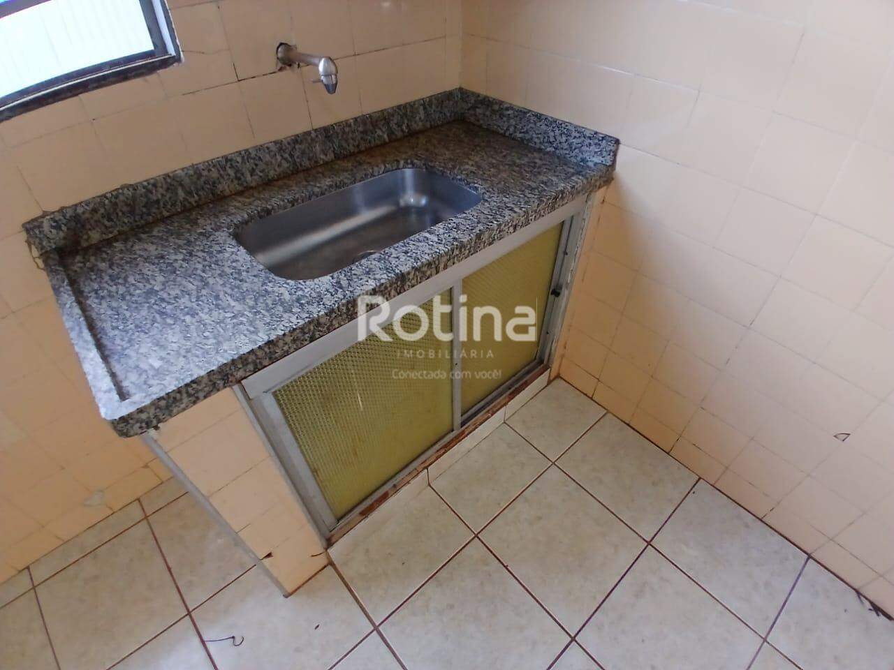 Casa para alugar, 2 quartos em Uberlândia no bairro Brasil no valor de R$ 1.200,00 - Rotina Imobiliária: 