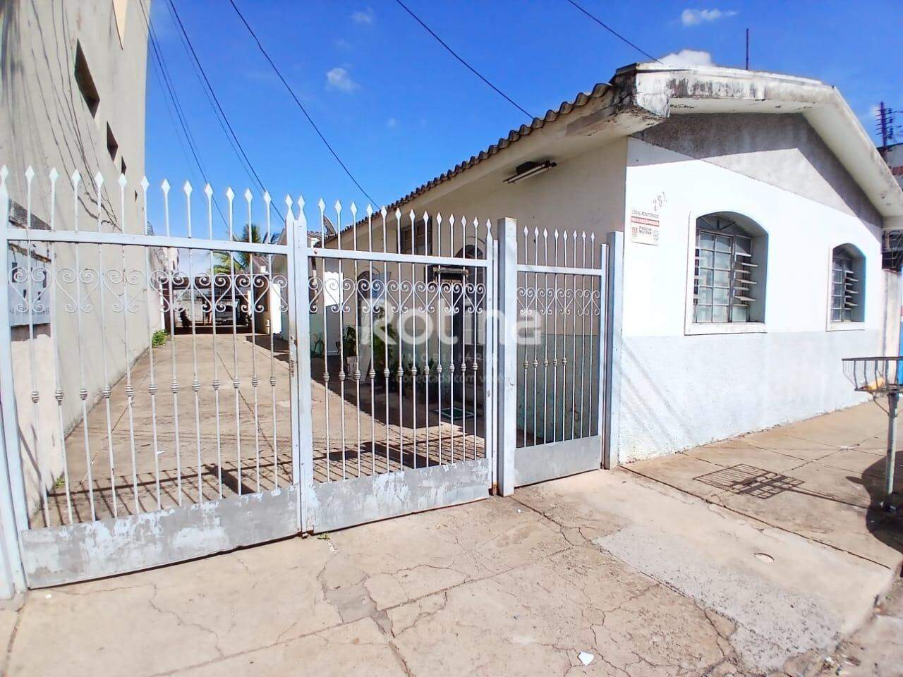 Casa para alugar, 2 quartos em Uberlândia no bairro Brasil no valor de R$ 1.200,00 - Rotina Imobiliária: 