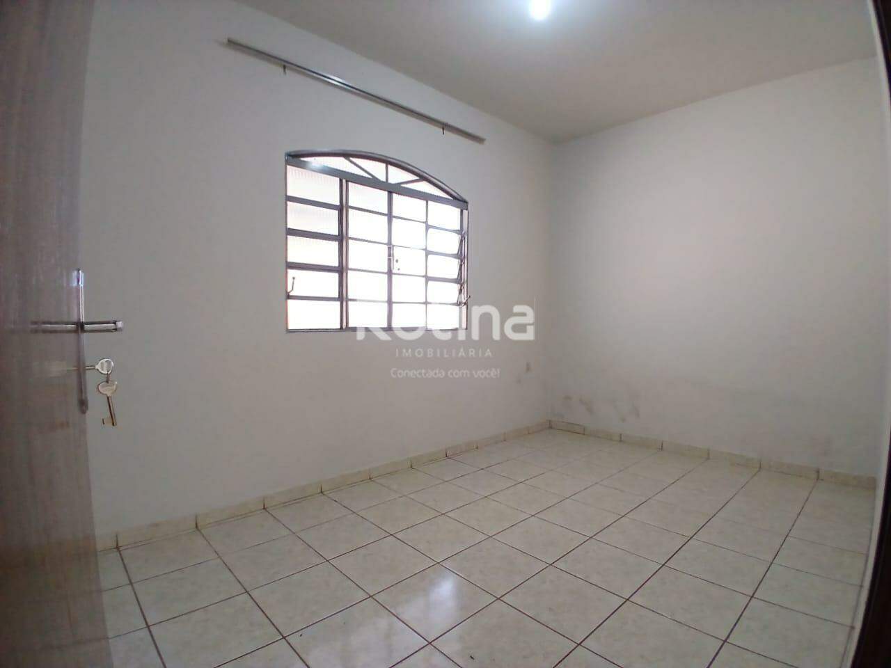 Casa para alugar, 2 quartos em Uberlândia no bairro Brasil no valor de R$ 1.200,00 - Rotina Imobiliária: 