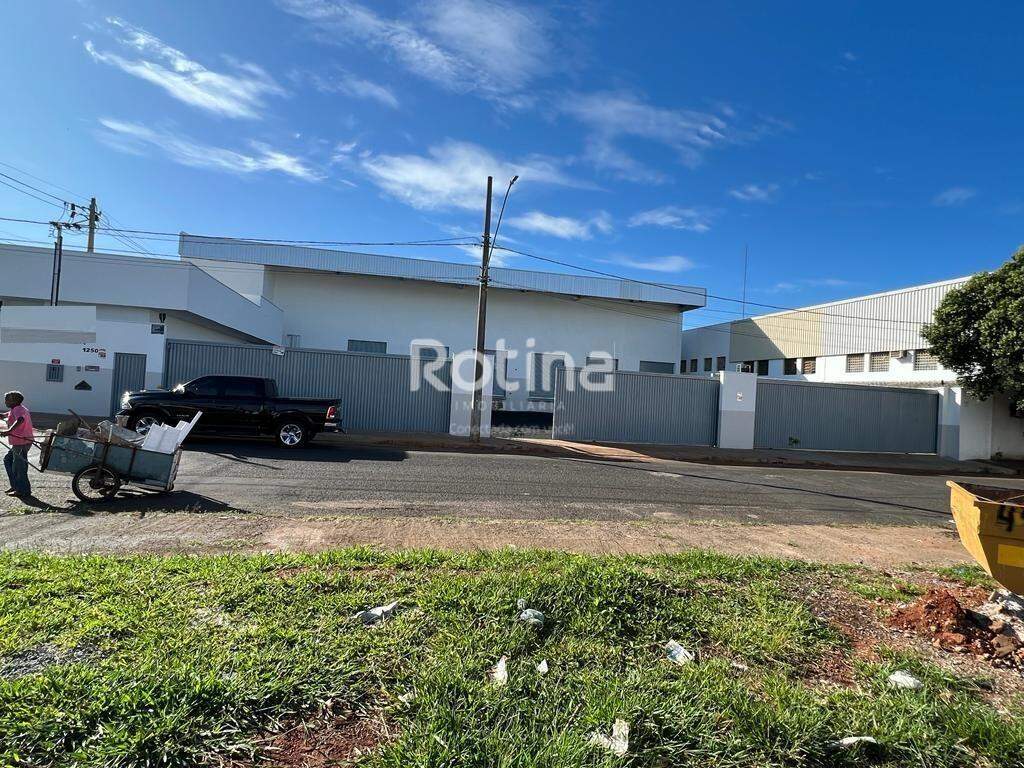Galpão para alugar, em Uberlândia no bairro Minas Gerais no valor de R$ 32.000,00 - Rotina Imobiliária: 