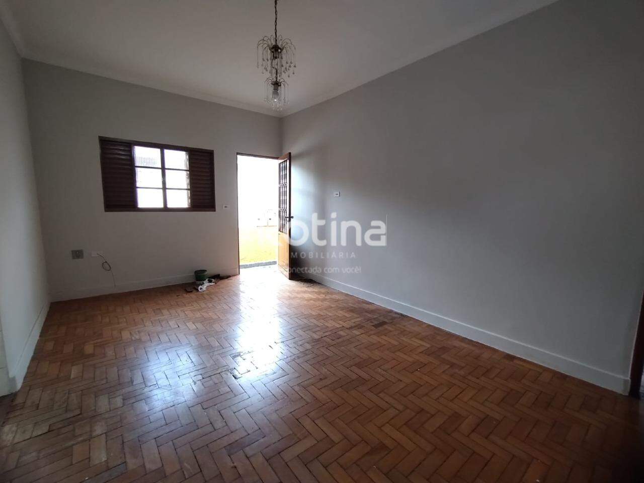 Casa para alugar, 3 quartos em Uberlândia no bairro Nossa Senhora Aparecida no valor de R$ 2.200,00 - Rotina Imobiliária: 