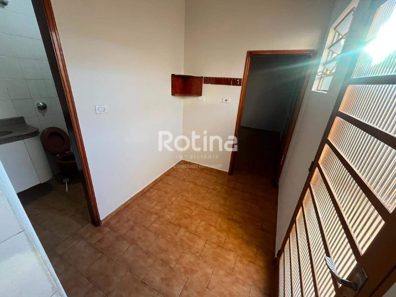 Casa para alugar, 3 quartos em Uberlândia no bairro Centro no valor de R$ 2.200,00 - Rotina Imobiliária: 