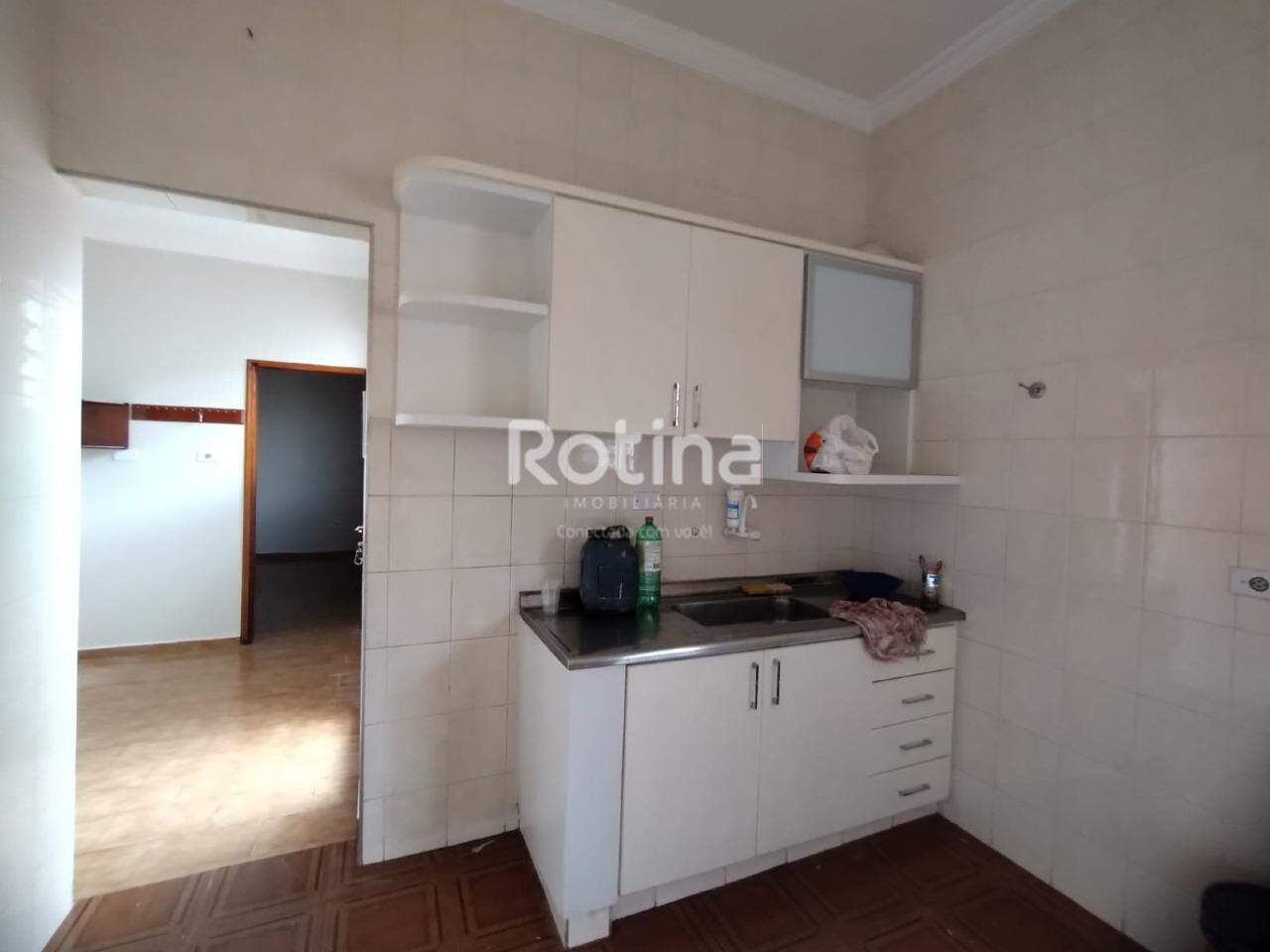 Casa para alugar, 3 quartos em Uberlândia no bairro Nossa Senhora Aparecida no valor de R$ 2.200,00 - Rotina Imobiliária: 