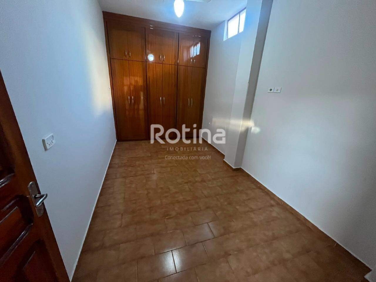 Casa para alugar, 3 quartos em Uberlândia no bairro Centro no valor de R$ 2.200,00 - Rotina Imobiliária: 