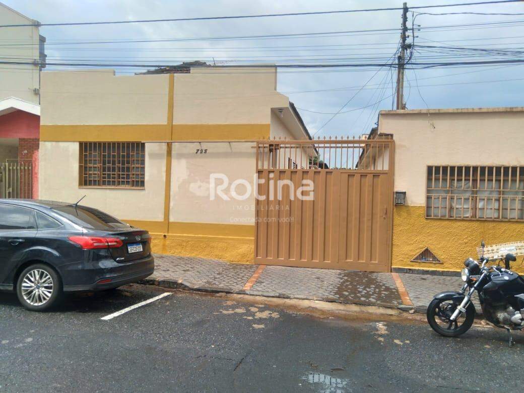 Casa para alugar, 3 quartos em Uberlândia no bairro Nossa Senhora Aparecida no valor de R$ 2.200,00 - Rotina Imobiliária: 