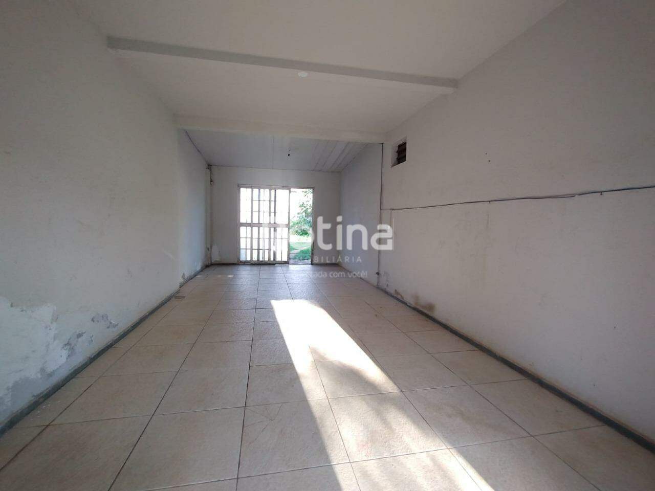 Casa para alugar, 3 quartos em Uberlândia no bairro Santa Mônica no valor de R$ 1.900,00 - Rotina Imobiliária: 
