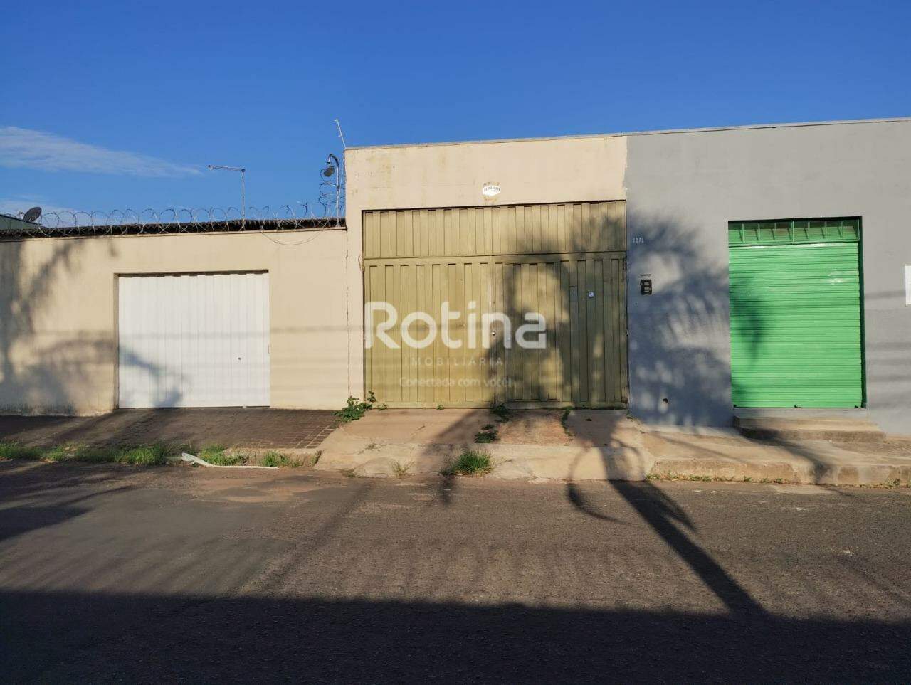 Casa para alugar, 3 quartos em Uberlândia no bairro Santa Mônica no valor de R$ 1.900,00 - Rotina Imobiliária: 