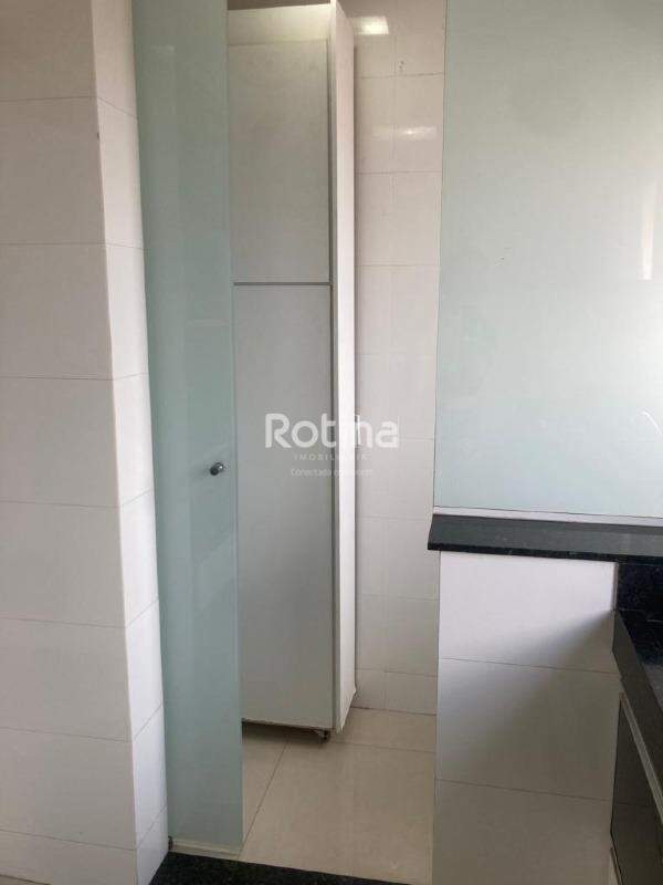 Apartamento para alugar, 3 quartos em Uberlândia no bairro Santa Mônica no valor de R$ 3.000,00 - Rotina Imobiliária: 