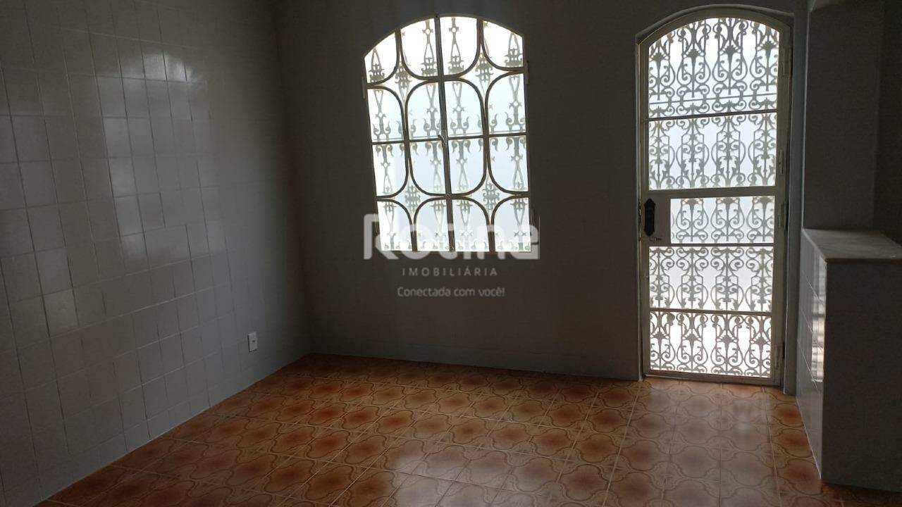 Casa para alugar, 4 quartos em Uberlândia no bairro Umuarama no valor de R$ 4.200,00 - Rotina Imobiliária: 