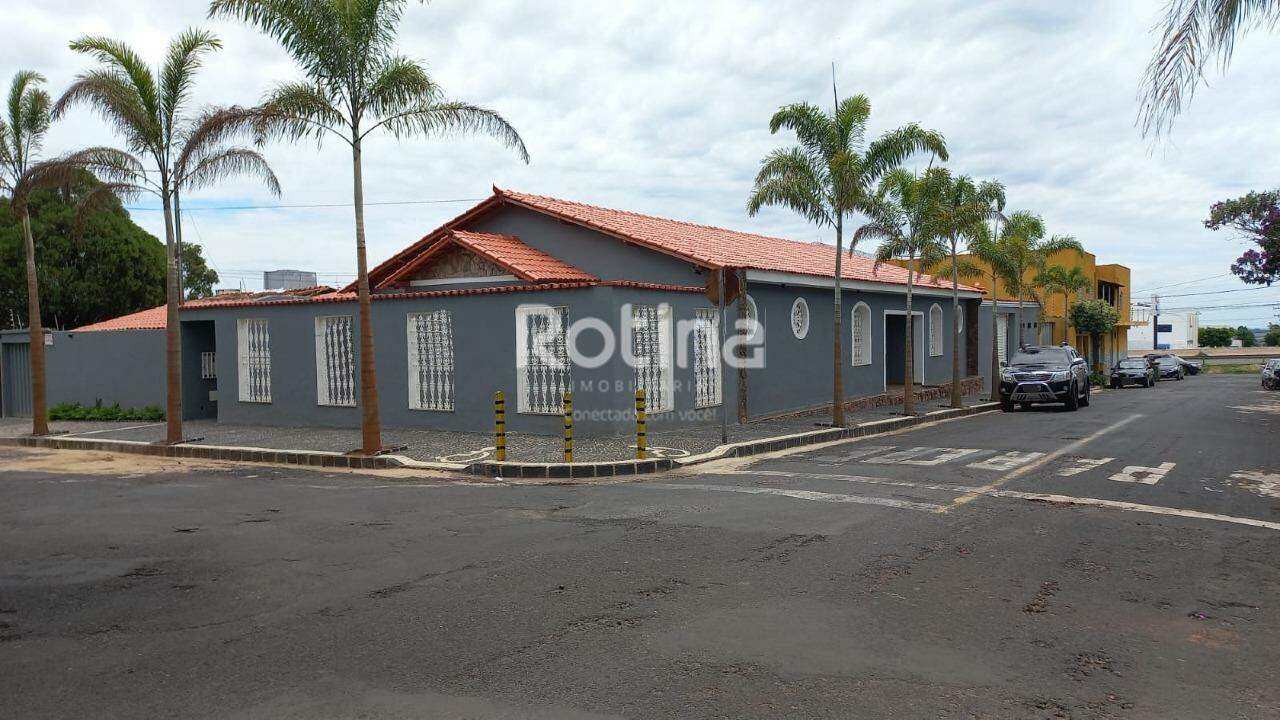 Casa para alugar, 4 quartos em Uberlândia no bairro Umuarama no valor de R$ 4.200,00 - Rotina Imobiliária: 