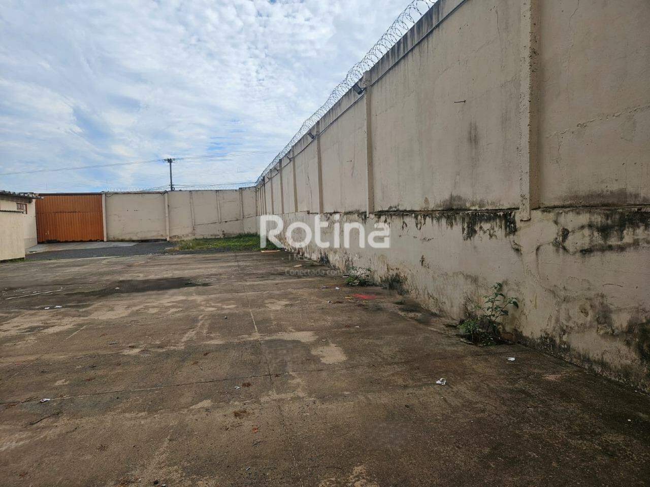 Comercial para alugar, em Uberlândia no bairro Daniel Fonseca no valor de R$ 18.000,00 - Rotina Imobiliária: 