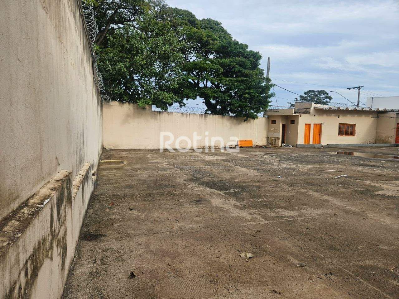 Comercial para alugar, em Uberlândia no bairro Daniel Fonseca no valor de R$ 18.000,00 - Rotina Imobiliária: 
