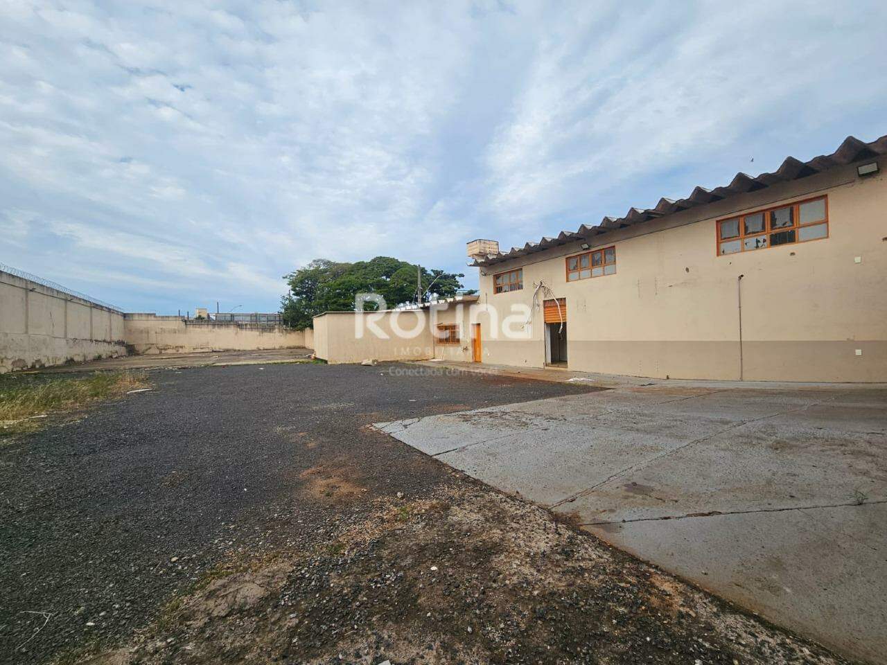 Comercial para alugar, em Uberlândia no bairro Daniel Fonseca no valor de R$ 18.000,00 - Rotina Imobiliária: 