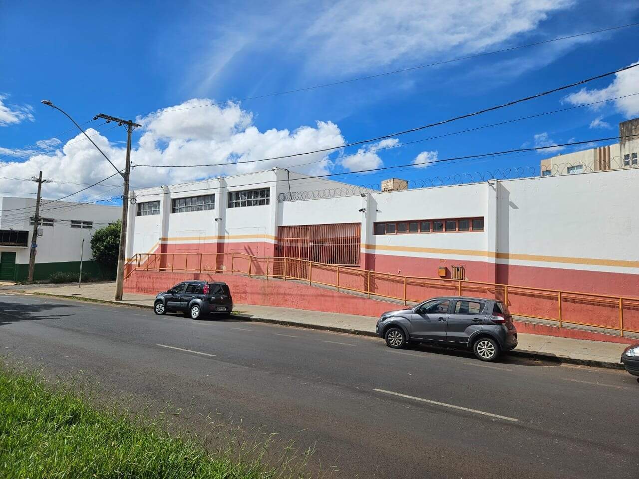 Comercial para alugar, em Uberlândia no bairro Daniel Fonseca no valor de R$ 18.000,00 - Rotina Imobiliária: 