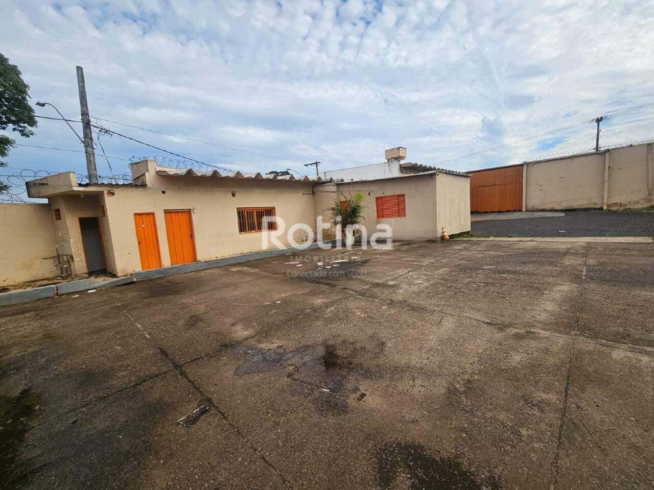 Comercial para alugar, em Uberlândia no bairro Daniel Fonseca no valor de R$ 18.000,00 - Rotina Imobiliária: 