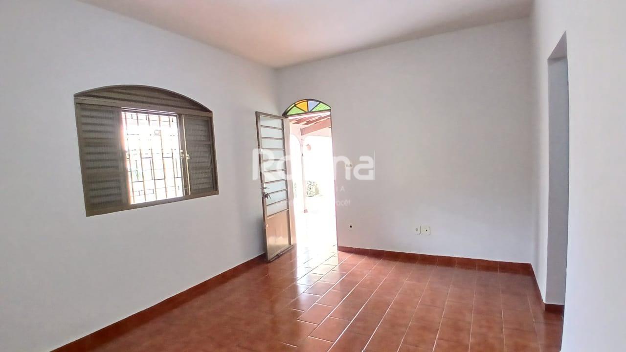 Casa para alugar, 3 quartos em Uberlândia no bairro Santa Mônica no valor de R$ 2.800,00 - Rotina Imobiliária: 