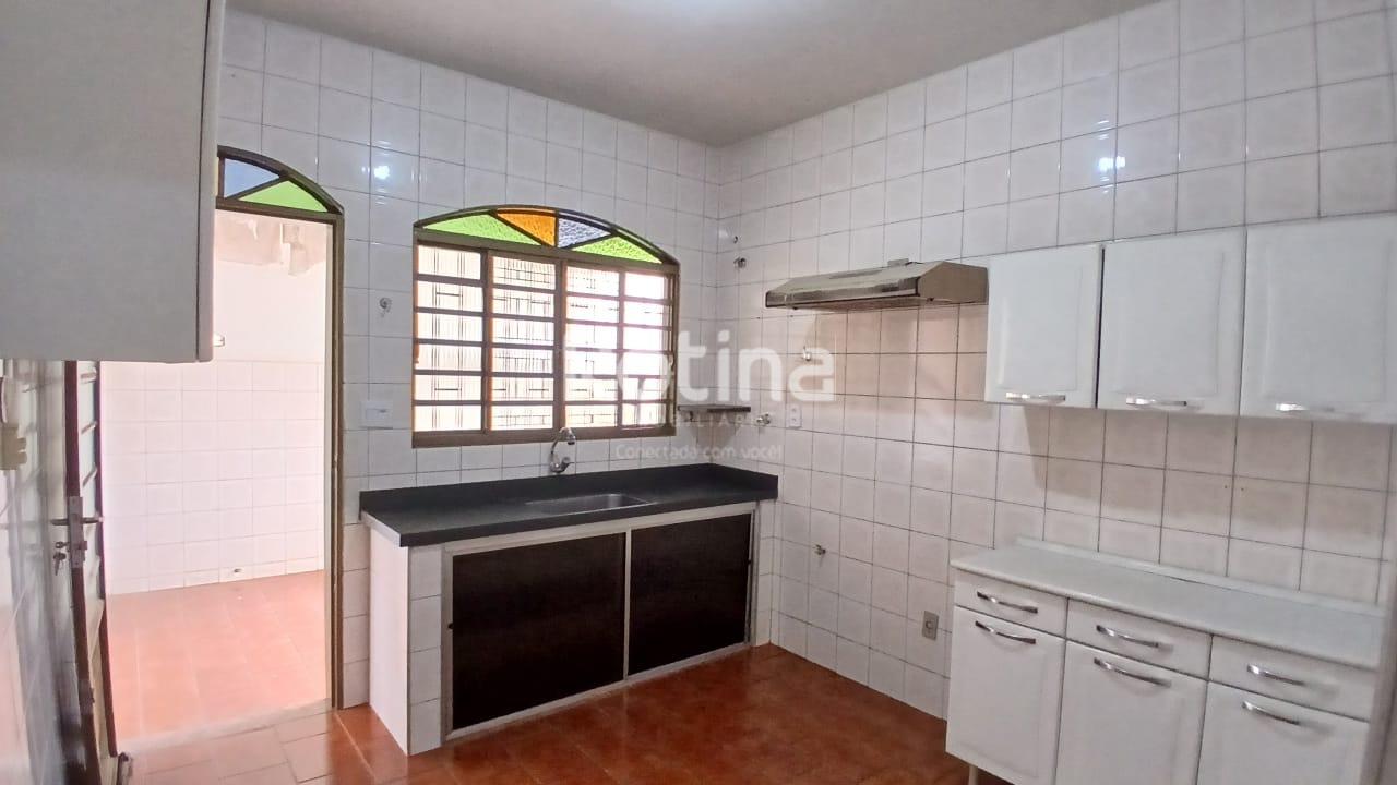 Casa para alugar, 3 quartos em Uberlândia no bairro Santa Mônica no valor de R$ 2.800,00 - Rotina Imobiliária: 