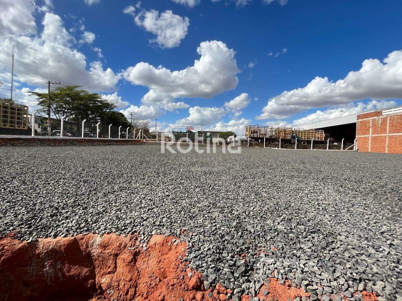 Área para alugar, em Uberlândia no bairro Santa Rosa no valor de R$ 12.500,00 - Rotina Imobiliária: 