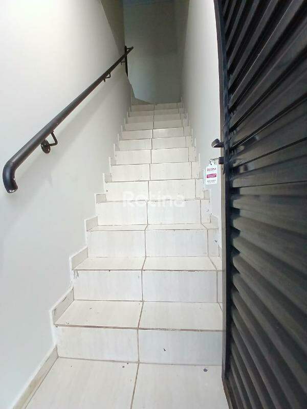 Sala para alugar, em Uberlândia no bairro Shopping Park no valor de R$ 600,00 - Rotina Imobiliária: 